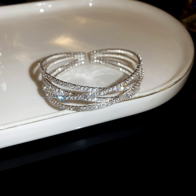 欧米のクロスボーダーにジルコンを入れて、ブレスレットを開けます。