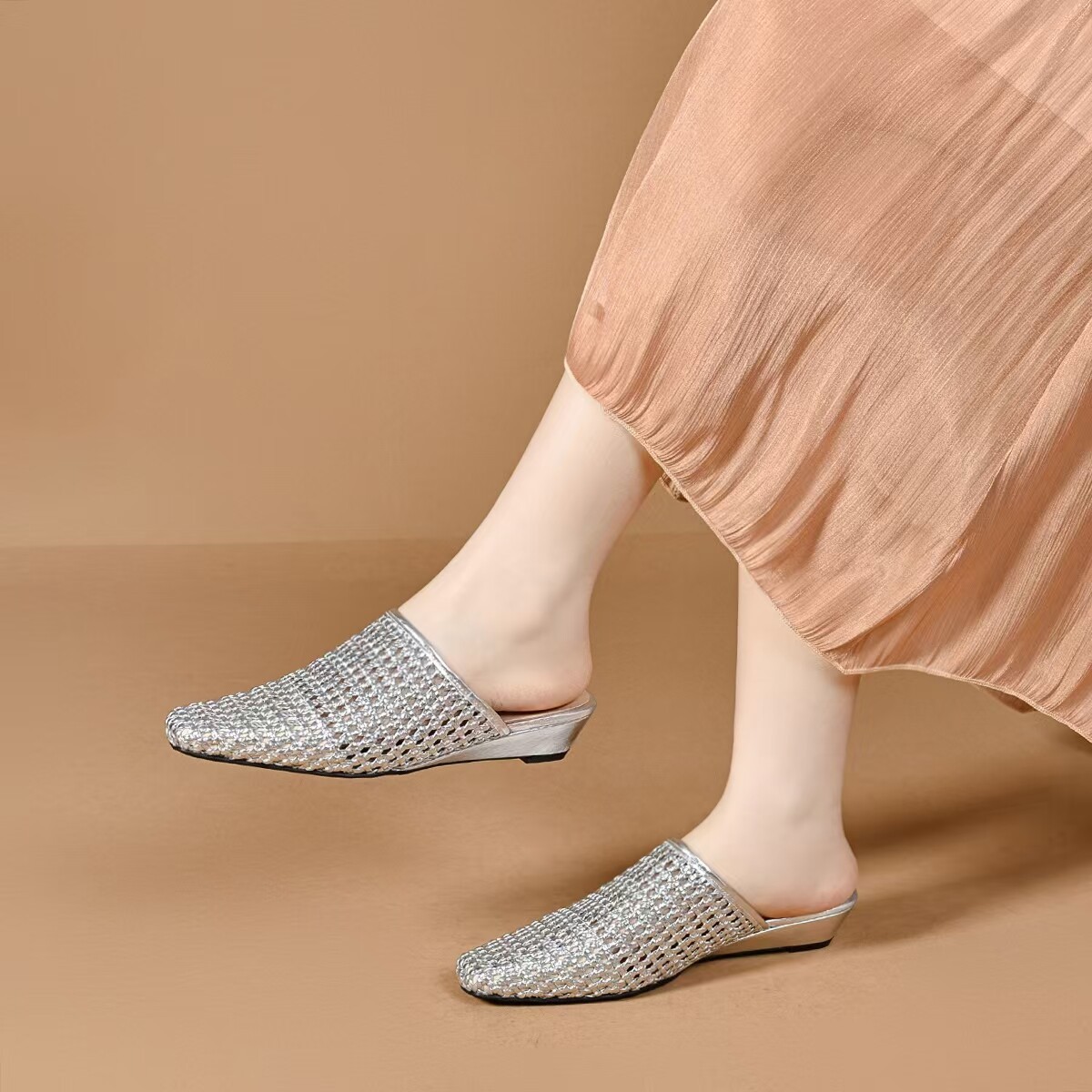 Dép sandal nữ da mềm mũi tròn quai chữ V đế bệt chống trượt — màu trắng ngà