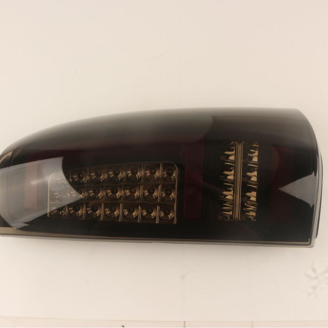 Aplicable a Chevrolet 03-06 SILVERAD0 Solode modificado LED negro luz trasera multifuncional