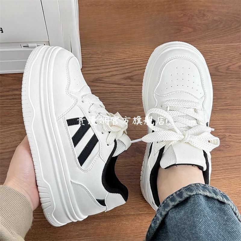 Modas versátiles zapatos blancos de mujer de alto nivel zapatos de skate gruesos de otoño 2024 nuevos zapatos casuales con falda