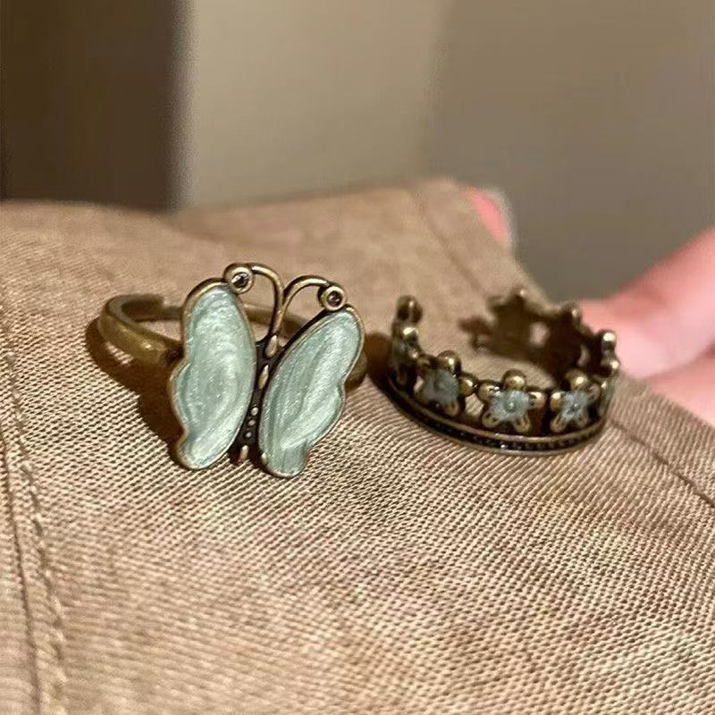 Bague ouverte florale vintage « Jardin secret » à motif papillon à plusieurs niveaux et effet vieilli, style rétro._voghion.com