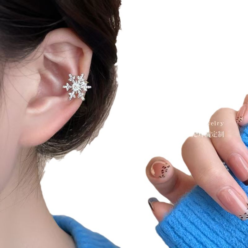Elegante y compacto clip de hueso de orejas de copo de nieve sin agujeros de orejas pendientes de orejas de lujo ligero para mujeres de nicho sensación de diseño de red explosión pendientes
