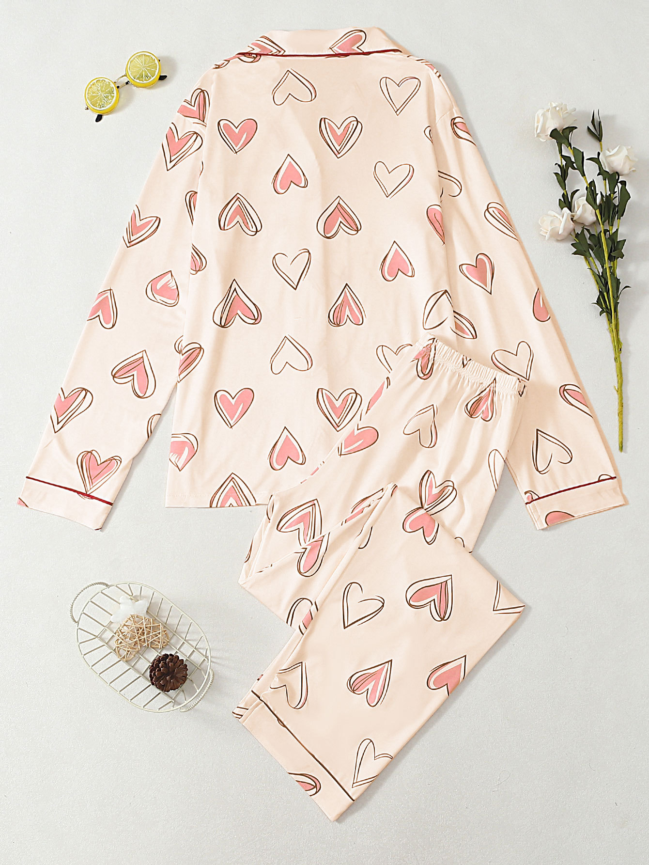 Conjunto de pijama mujer con estampado de corazones y solapas_voghion.com