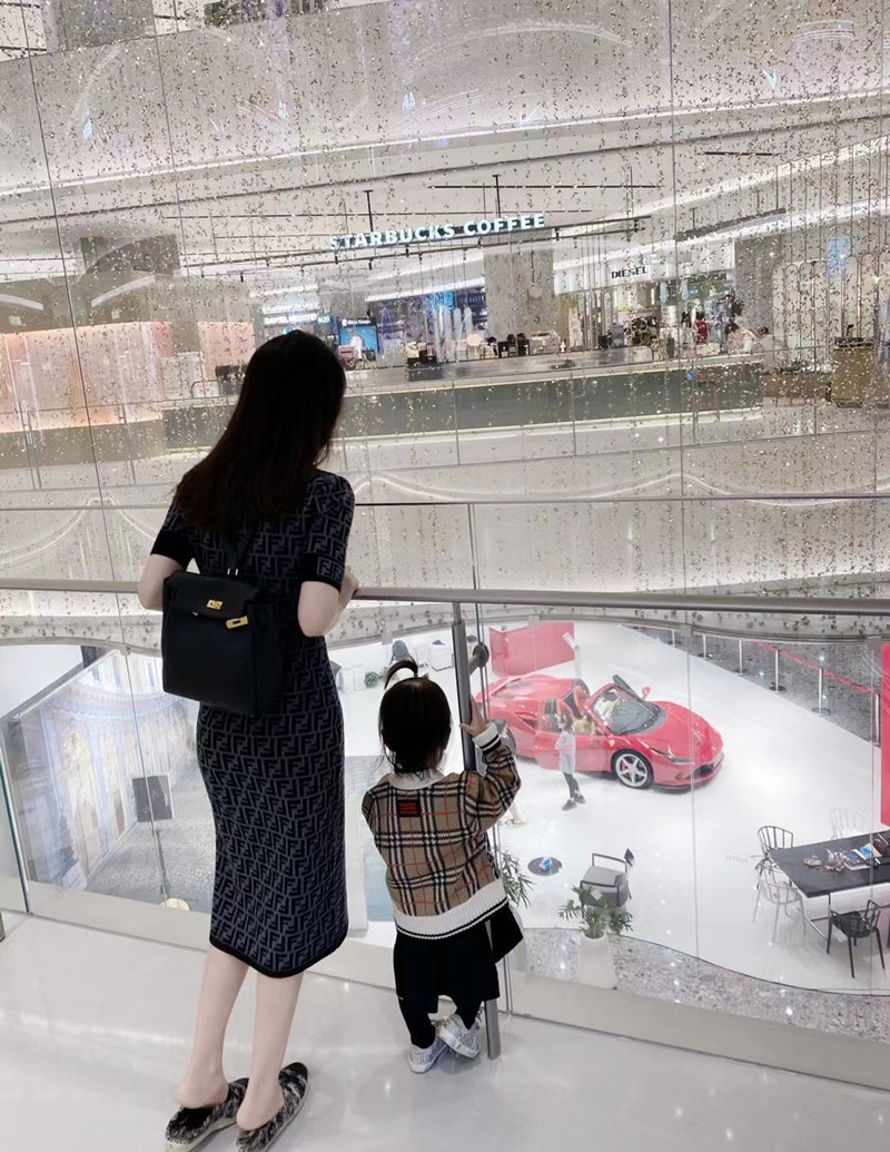 Ba lô mini da thật nữ đeo chéo một bên vai kiểu H mùa xuân hè — Màu đen khuy bạc, Màu trắng khuy bạc, Móc bạc caramel, Voi xám khóa bạc chi tiết 9