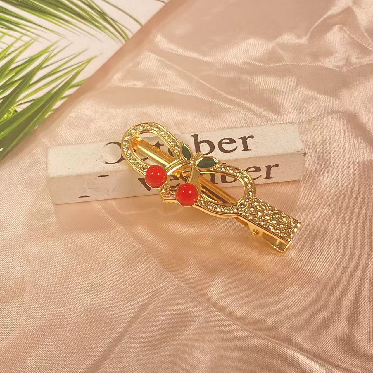 Barrette cheveux cerise dorée avec strass accessoire élégant_voghion.com