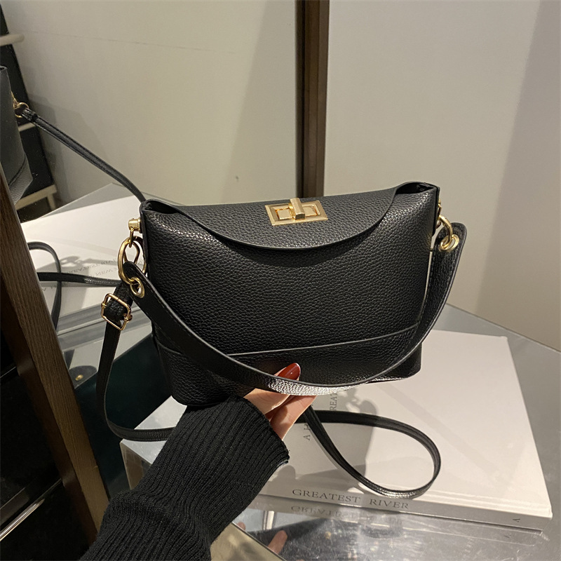 Moda de color sólido litchi 2024, nuevo bloqueo de invierno de estilo exterior de hombro casualidad, bolso de mano pequeño para mujeres