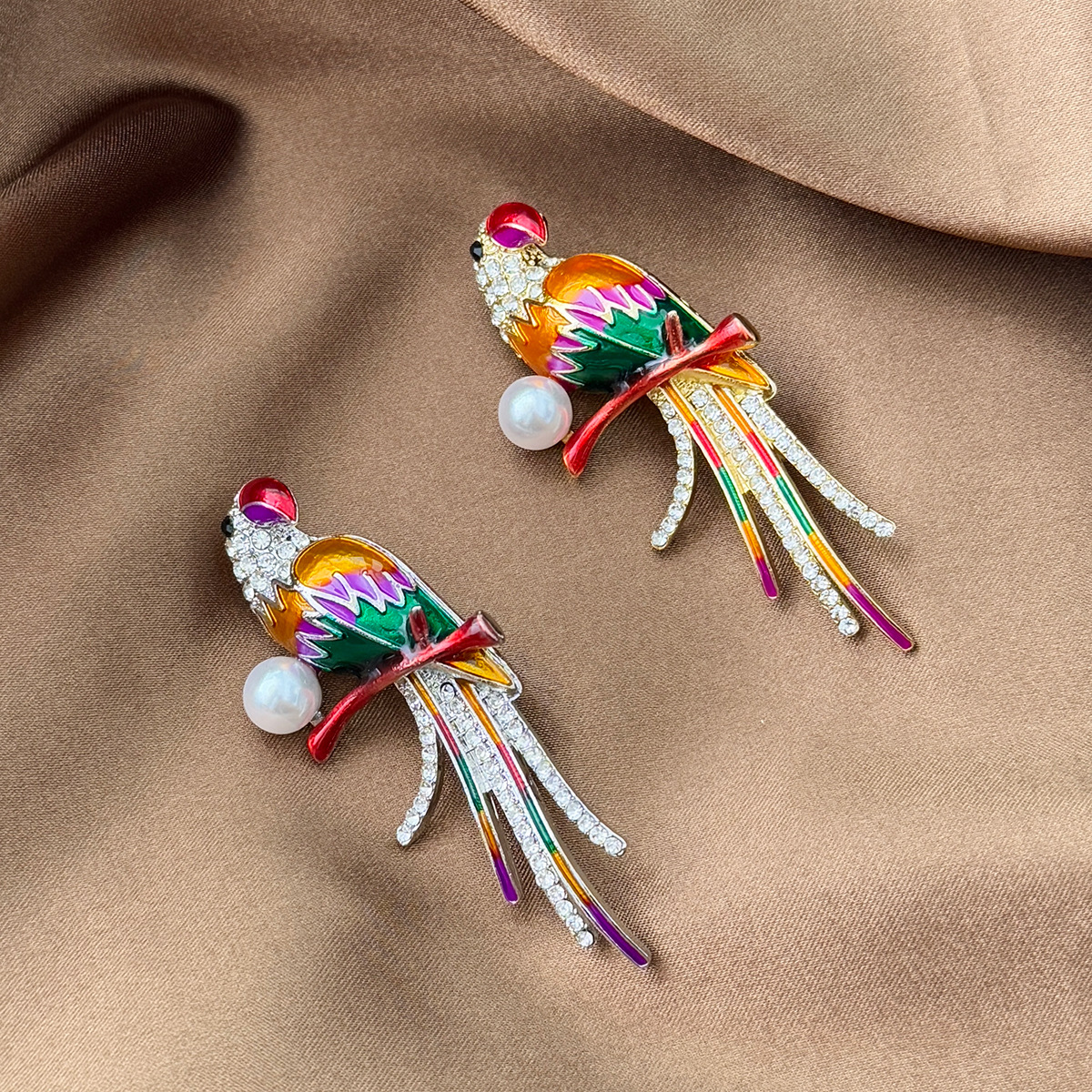 New simulation parrot brooch fashion luxury enamel pearl bird collar pin personality accessories corsage women