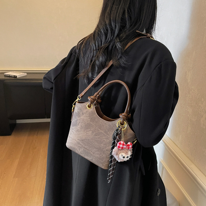 Bolsa de mano de alto nivel, bolso de cubo de moda, mujer, otoño y invierno, 2025, nuevo tipo de bolso de hombro casual, bolso de mochila universal.