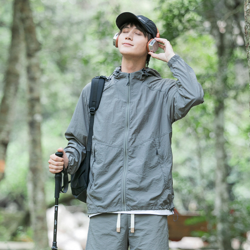 Ropa de protección solar al aire libre de montaña para hombres y mujeres de verano nueva seda de hielo delgada impermeable ropa de moda de protección solar pareja chaqueta encapuchada