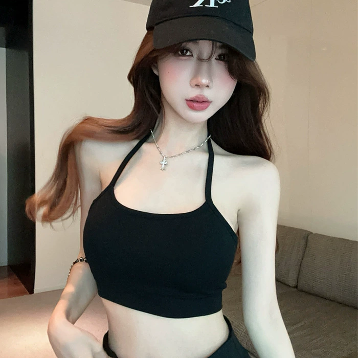 Горячая девушка с шнуровкой и жилеткой