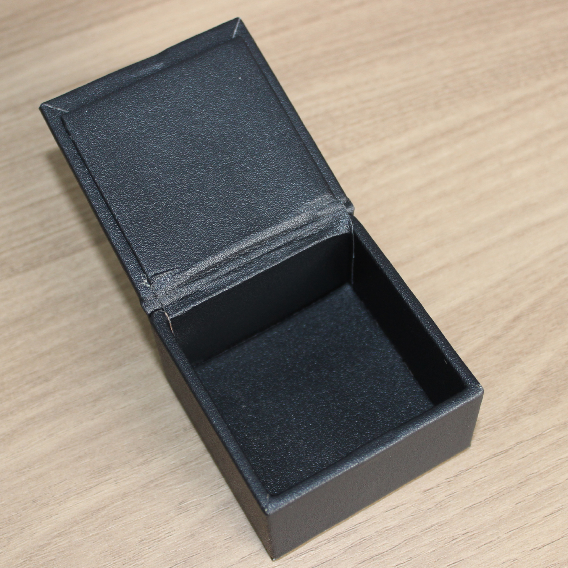 뚜껑이 달린 사탕 상자