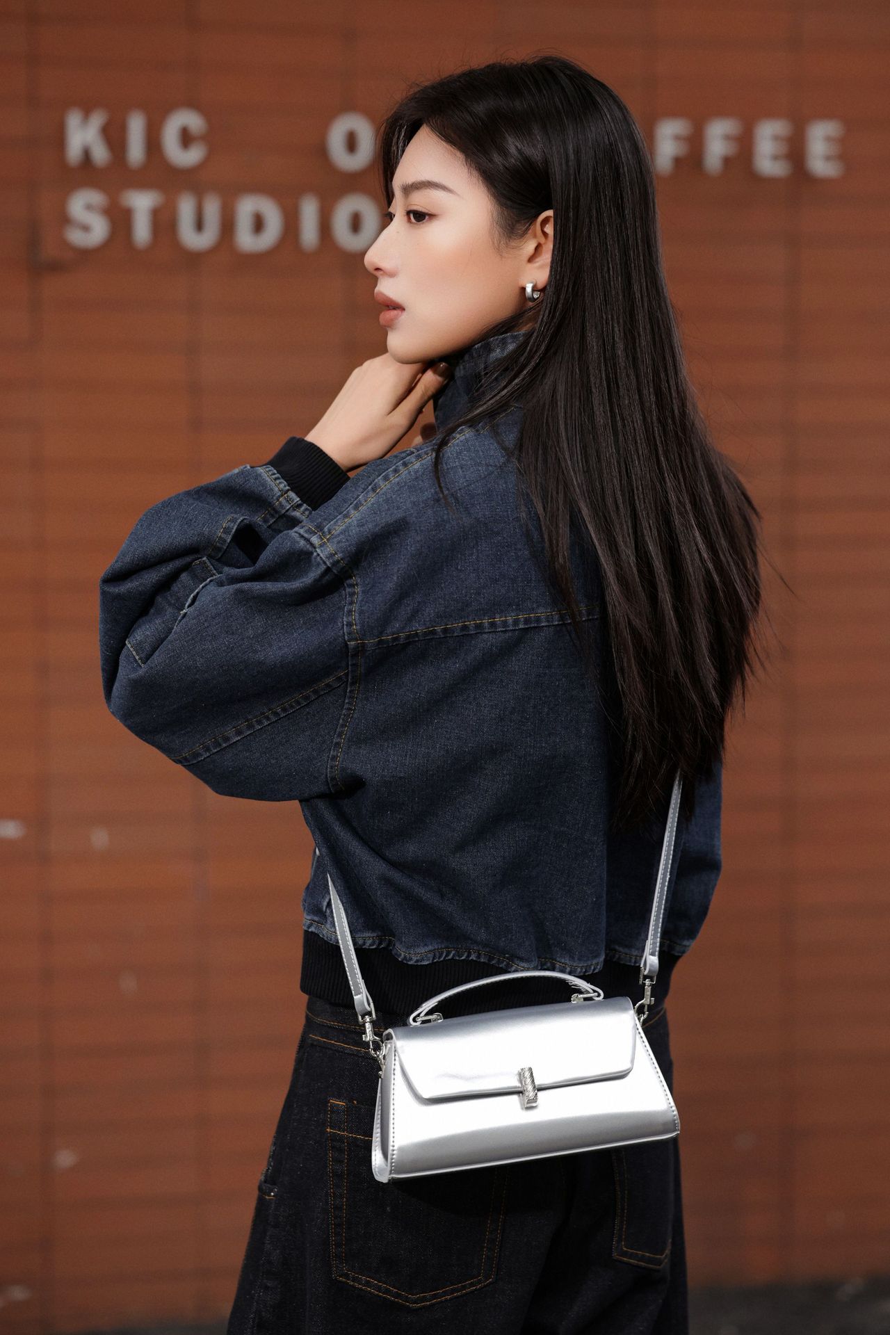 Bolso de mujer Carmel 2025 bolso de mano diagonal primavera - verano moda de cadena, barra de oro diagonal, nueva Alta Gama