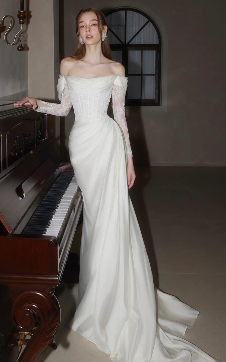 Elegant vit brudklänning med bara axlar och spets för reception_voghion.com