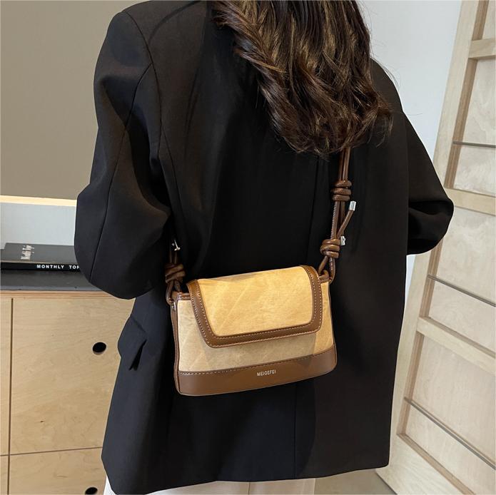 Nicho Zhong bolso de diseño de color para mujeres 2024 nueva moda exterior versátil bolso pequeño cuadrado de alta calidad retro mochila