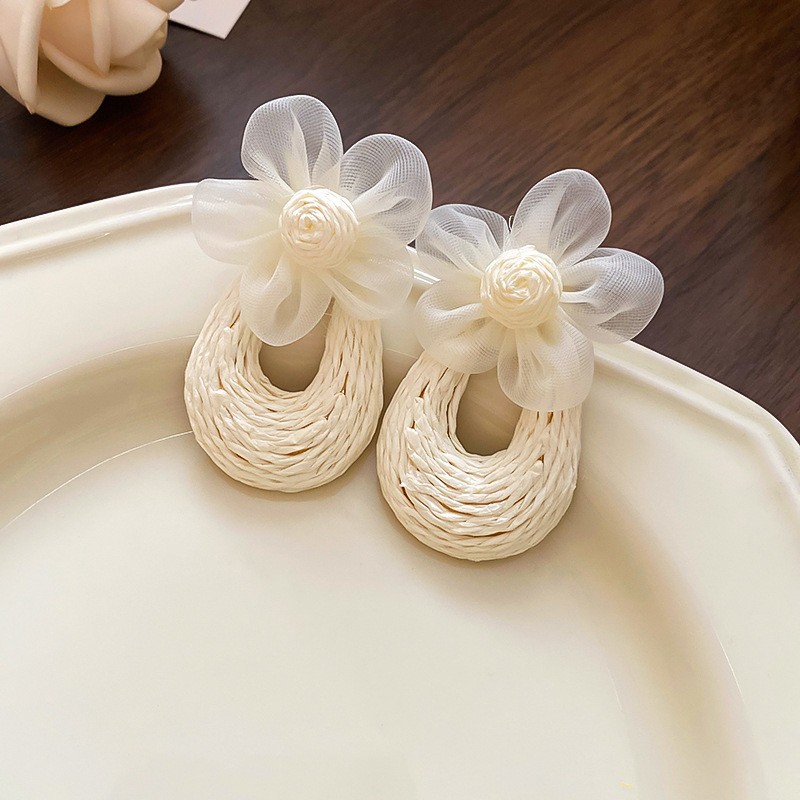 Pendientes de borla de flores de tela de aguja de plata Pendientes de estilo de vacaciones junto al mar