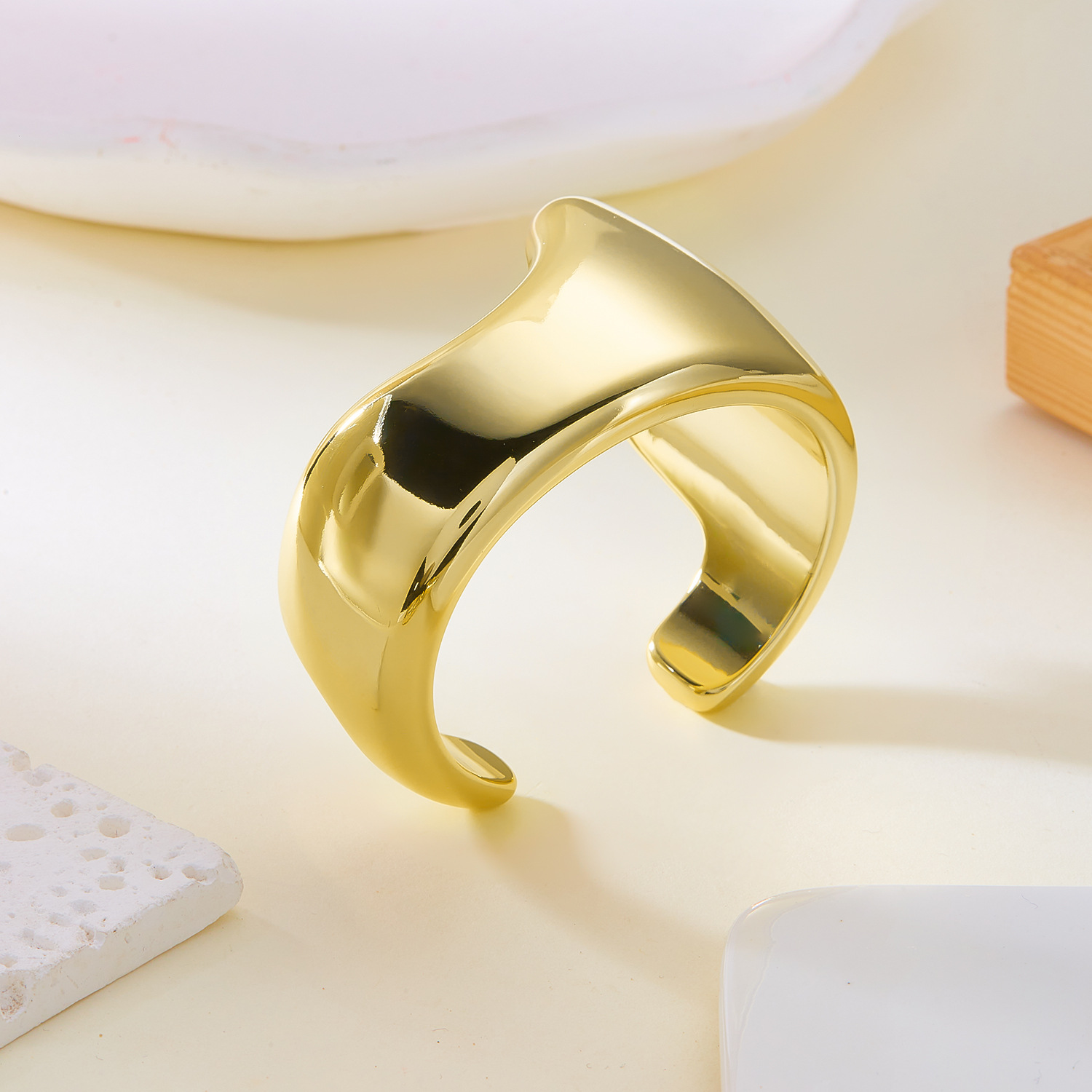 Europa y los Estados Unidos nuevo viento frío personalidad arco pulsera multifuncional irregular pliegue acrílico brazalete abierto al por mayor