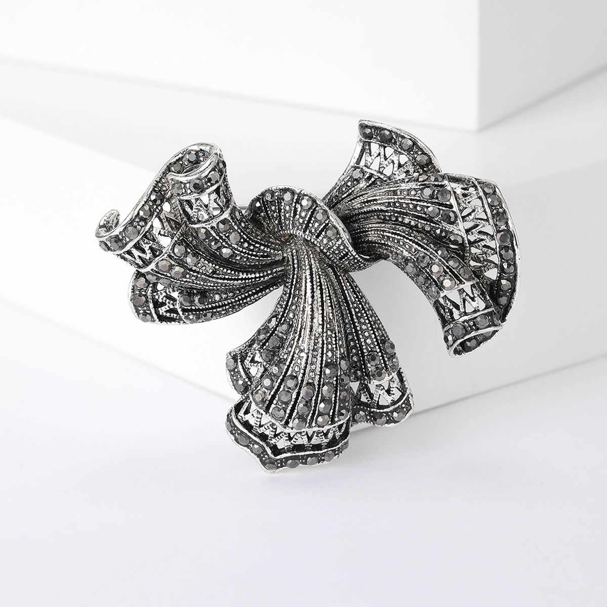 Elegant Retro Bow Knot Alloy Plating Inlay Rhinestones Women's Brooches display picture 5