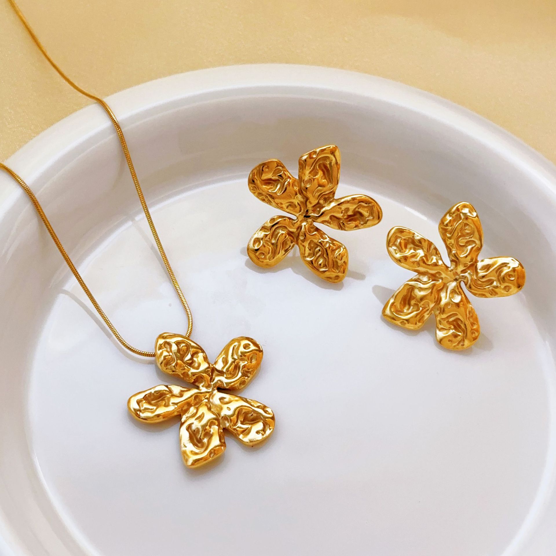 Cinco flores transfronterizas de oro de titanio de acero de alta calidad collar pendientes ligeros de lujo conjunto ligero de joyas de mujer