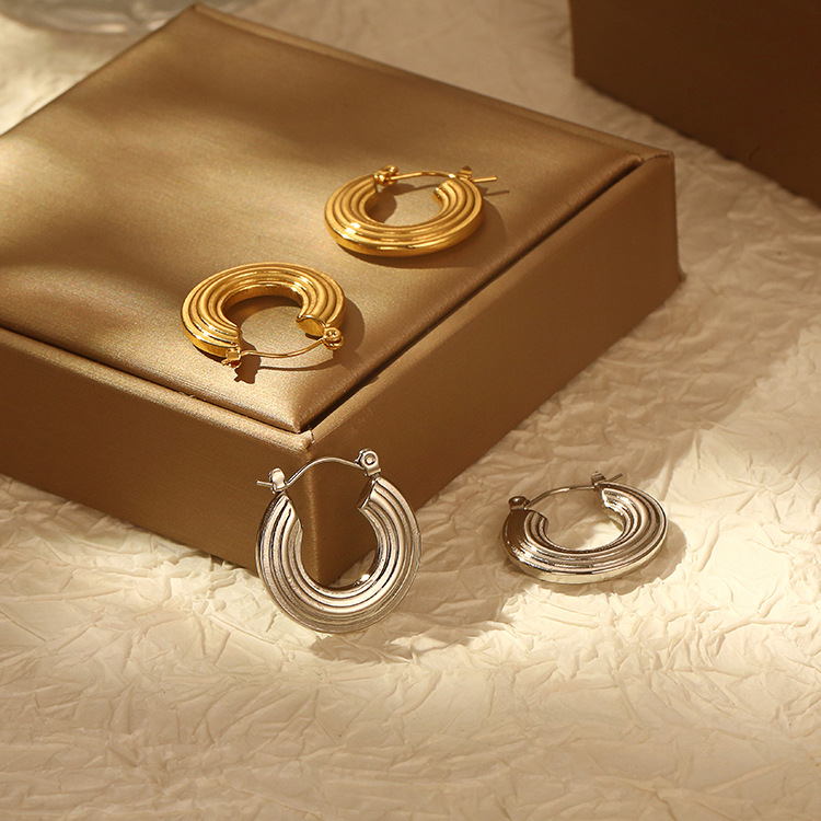 Pendientes en espiral de disco grande de acero inoxidable retro simple estilo ins europeo y americano para mujer Pendientes de punto de onda de acero de titanio dorado de 18 quilates para mujer