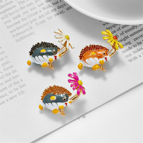 Niche personality design, cute and interesting animal dripping oil painting enamel accessories metal flower small hedgehog brooch