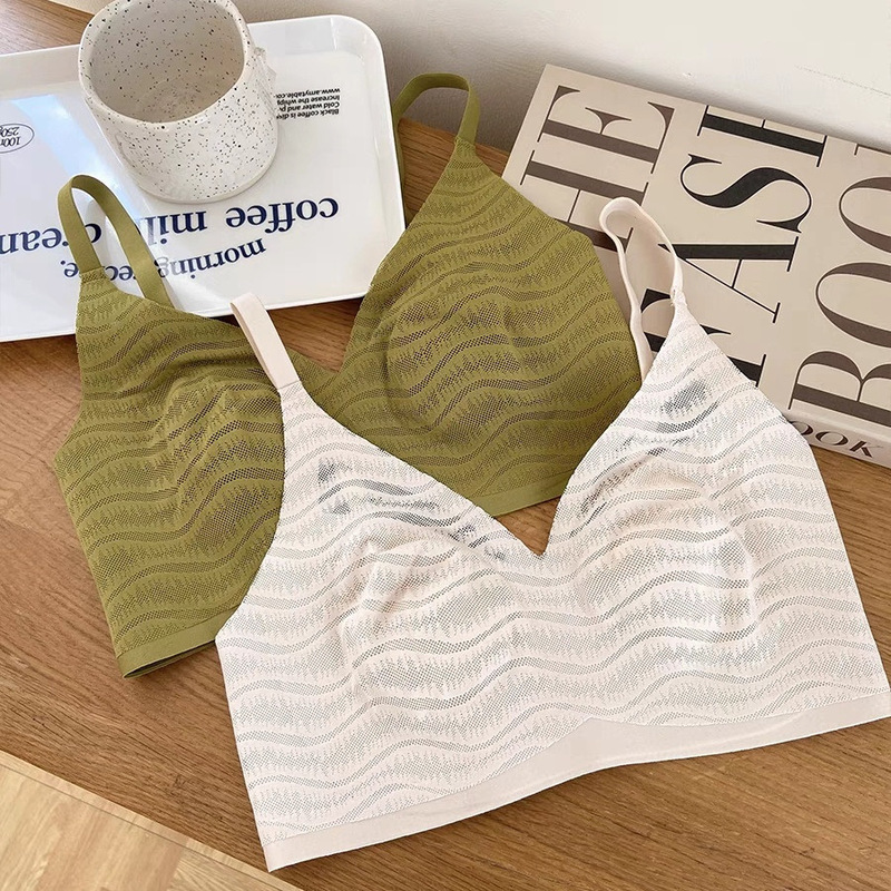 Ultra-Thin Sexy Latex Intimates for Women with Rabbit Ears, No Rims, Big Breasts Showing Small Breasts, Lace Breast-Retracting Side Bra