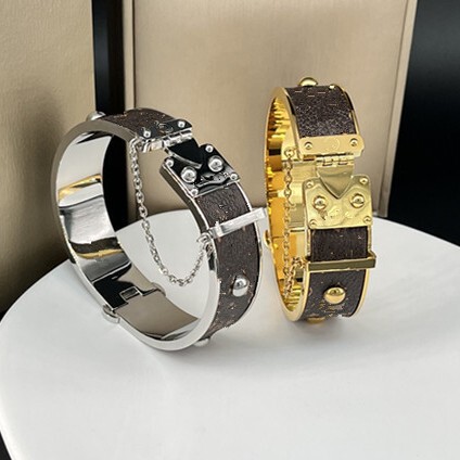 Low Price Factory Price Export Jewelry European and American New Style Engraved 18K Gold Titanium Steel Women's Classic Leather Wide Nail Bracelet Low Price Factory Price Export Jewelry European and American New Style Engraved 18K Gold Titanium Steel Women's Classic Leather Wide Nail Bracelet