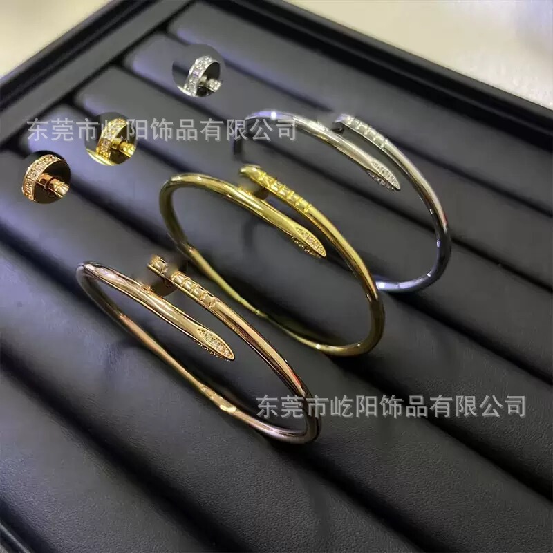 High-End V Gold Card Home Nail Bracelet for Women, Full of Baby's Breath, Thick Electroplated 18K Gold, Factory Direct Supply, with Engraved Words That Won'T Fade