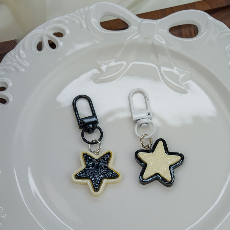 Door Buckle J10 Black and White Star Keychain Five-Pointed Star Cute Y2K Retro Pendant Bestie Sweet Cool School Bag Accessories