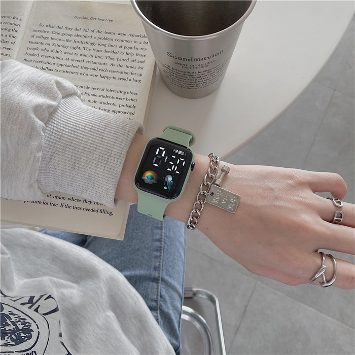 Astronautas estudiantes reloj deportivo multifuncional hombre y mujer luz nocturna LED reloj electrónico desechable fabricantes en stock