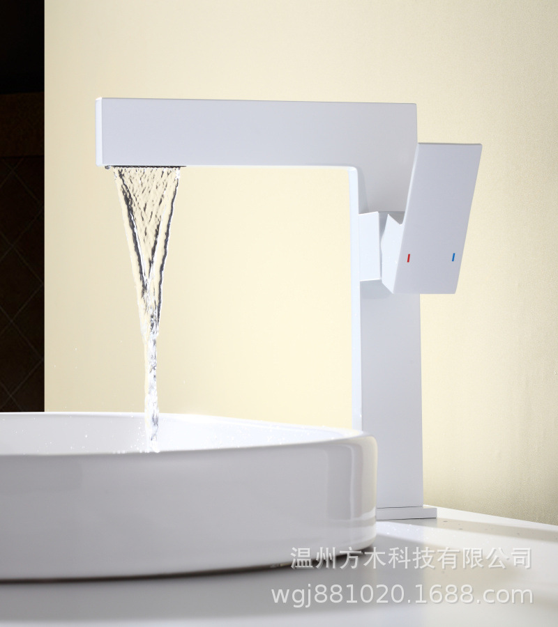 All-copper flat seven-shaped square creative bathroom, waterfall, single hole, single handle, side-opening basin, cold and hot water faucet for washing Application Scenario