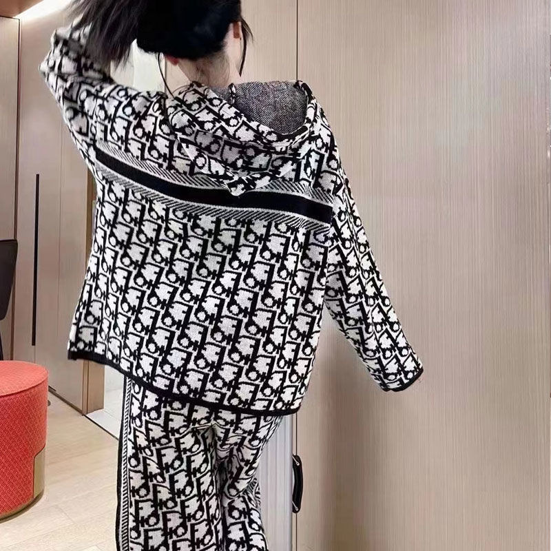 ネットの赤いスーツの気質の名媛は帽子の衛衣の微拉ズボンのスーツの女性の秋の新型のファッションの2セットの女性をつないでいます。|undefined