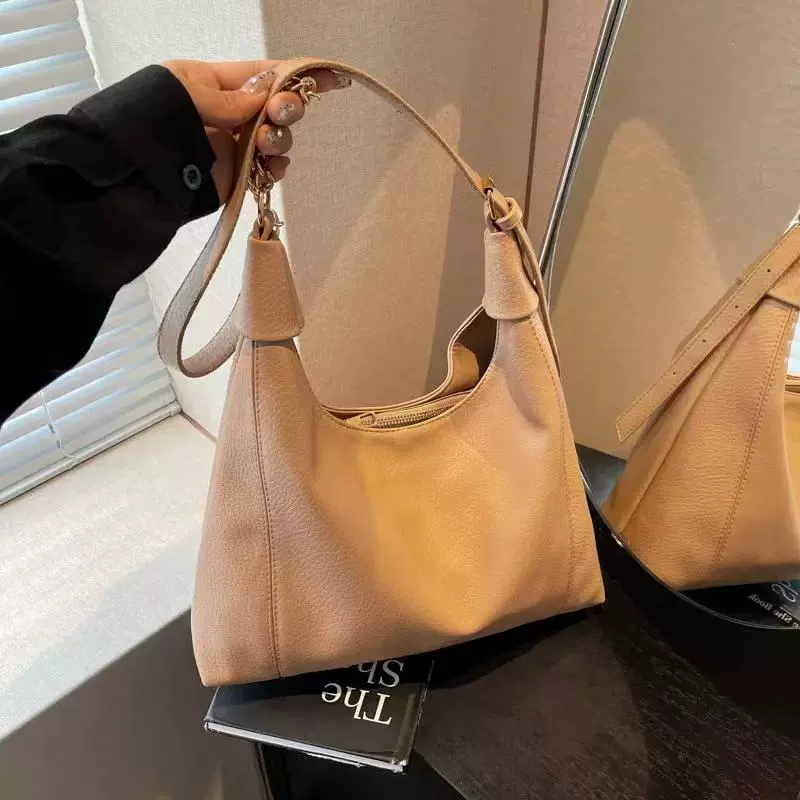 Capacious shoulder bag, one-shoulder bag, Korean style, chain bag