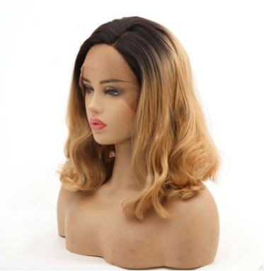 Fábrica de fibra química al por mayor de encaje frontal de maíz marrón rizado corto y rizado peluca de corte medio gancho de media mano cubierta de cabeza femenina LW0009