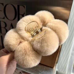 ベルベットのヘアピンは、ウサギの毛皮のボールをまねて、ネットの赤い超大毛の髪をつかんで、後頭部のサメをつかんで、シンプルで優雅です。