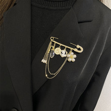 时尚胸针批发 网红设计款珍珠花朵字母流苏别针扣徽章胸花