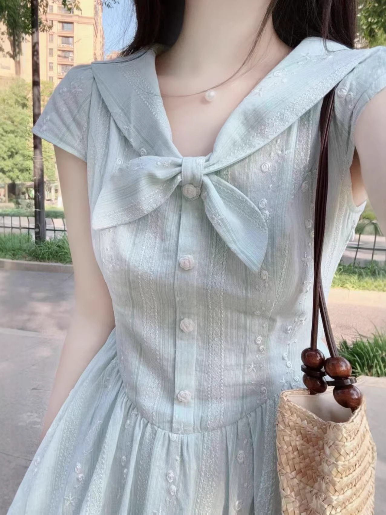 Váy liền thân suông midi màu xanh nhạt thiết kế eo ôm nhẹ — màu xanh nhạt