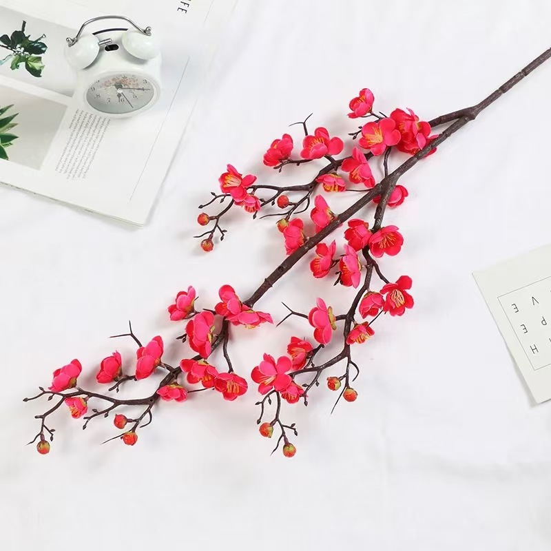 큰 세 갈래 매화 장미 빨간색