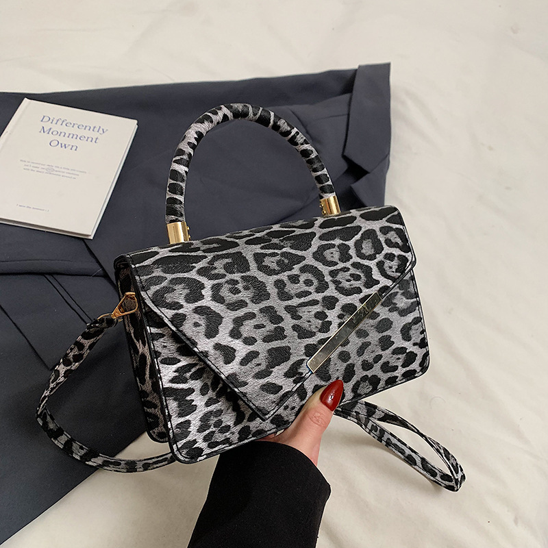 2024 otoño y invierno nueva moda leopardo moda cadena de personalidad estilo extranjero un hombro en diagonal bolso de mujer bolso cuadrado red