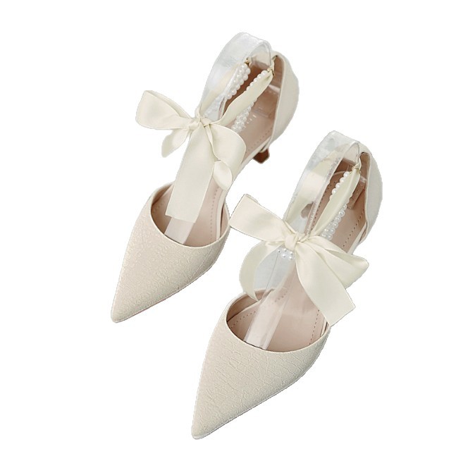 Zapatos franceses fragrantes para mujeres 2026 nuevos sandalias de perlas de arco puntiagudo temperamento de una palabra de hadas tacones altos