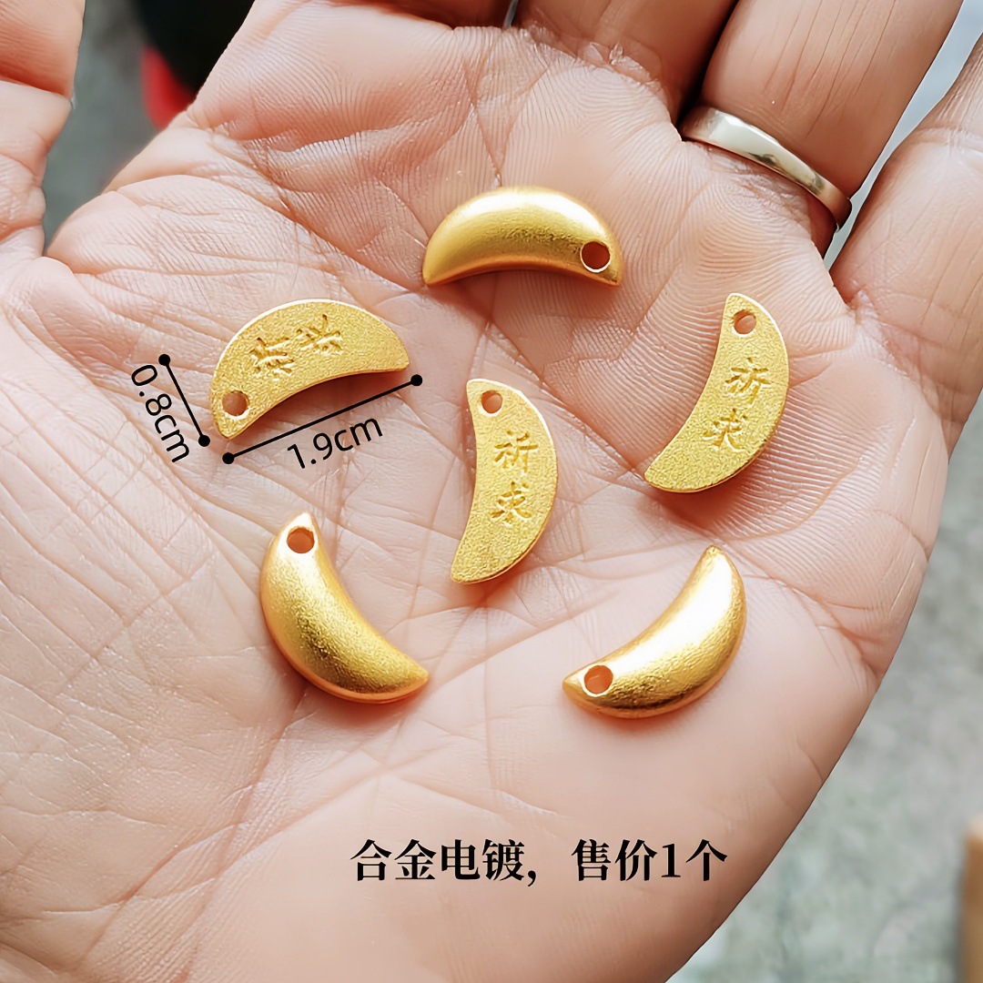 작은 성배 펜던트를 위해 기도하세요