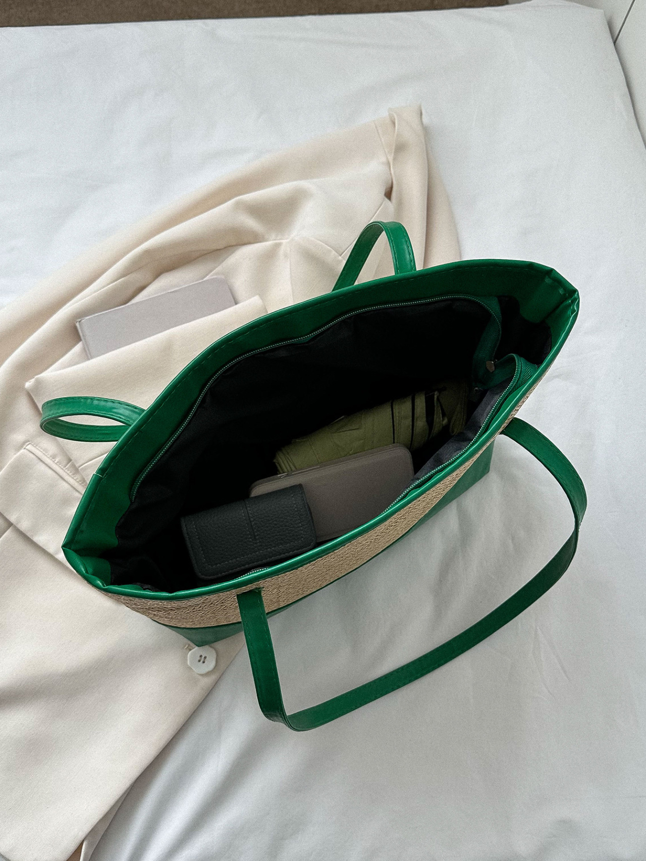 Wholesale of fashionable straw woven large bags for women in 2025, versatile and casual single-shoulder woven bags, simple beach tote bags undefined