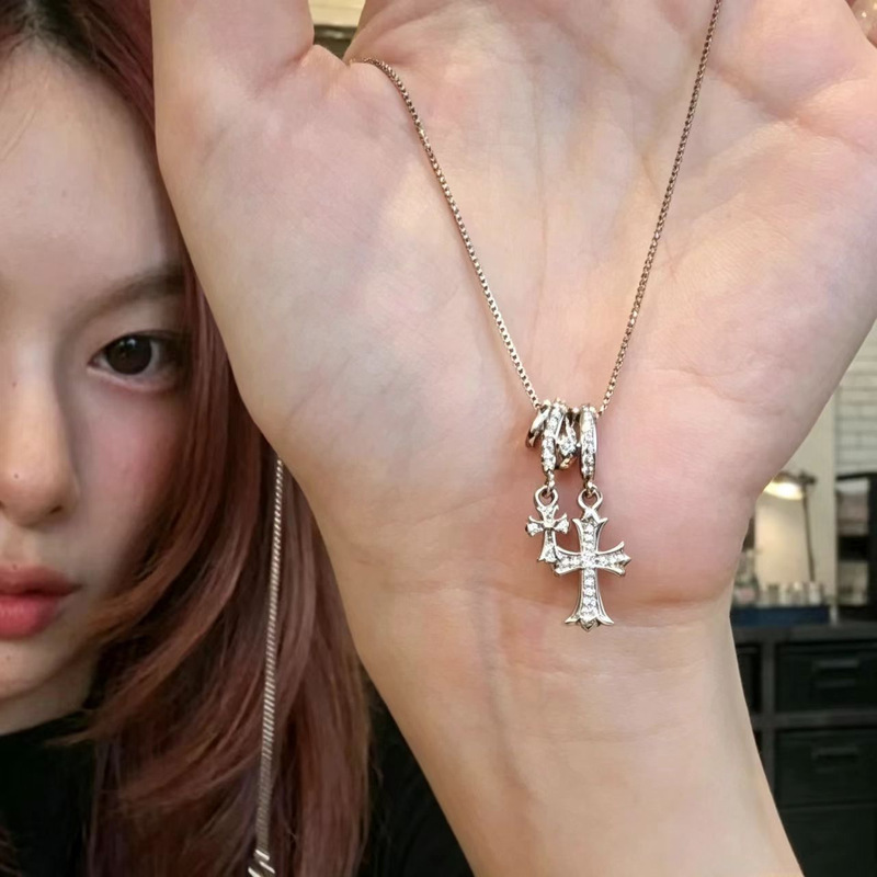 TikTok Anne-style gold-colored double cross necklace for women, with a dynamic layered design, versatile and unique collarbone chain