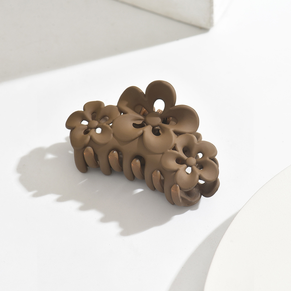 Flores de ciruela, clip de cabello medio, clip de cabello esmerilado negro, tres flores detrás de la cabeza, clip de cabello 5.5CM