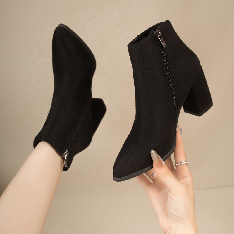 Winterliche Stiefeletten für Damen, spitz zulaufend, aus Wildleder, mit hohem Absatz, seitlichem Reißverschluss und klobigem Schaft_voghion.com