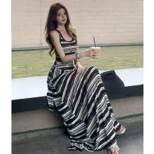 假两件条纹绑带背心连衣裙女2025夏季新款黑白撞色收腰度假风长裙