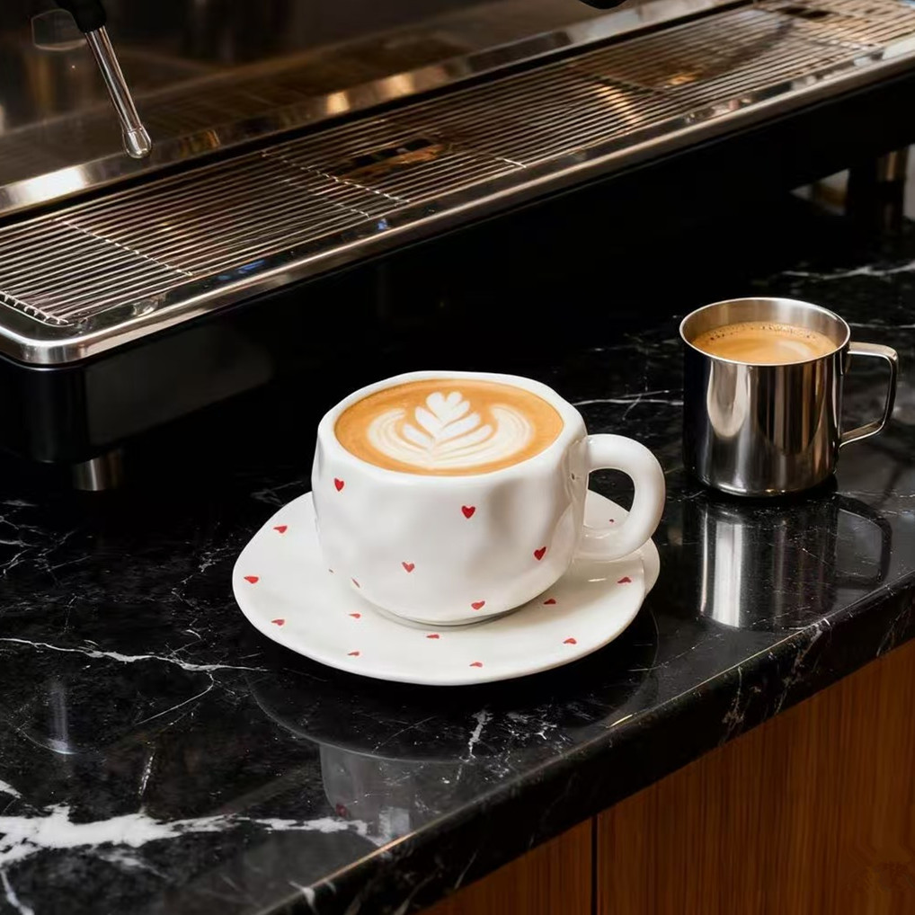 Estilo coreano inswind mano flor cerámica taza de café y plato conjunto taza de té de la tarde pequeñas flores pintadas a mano taza un plato
