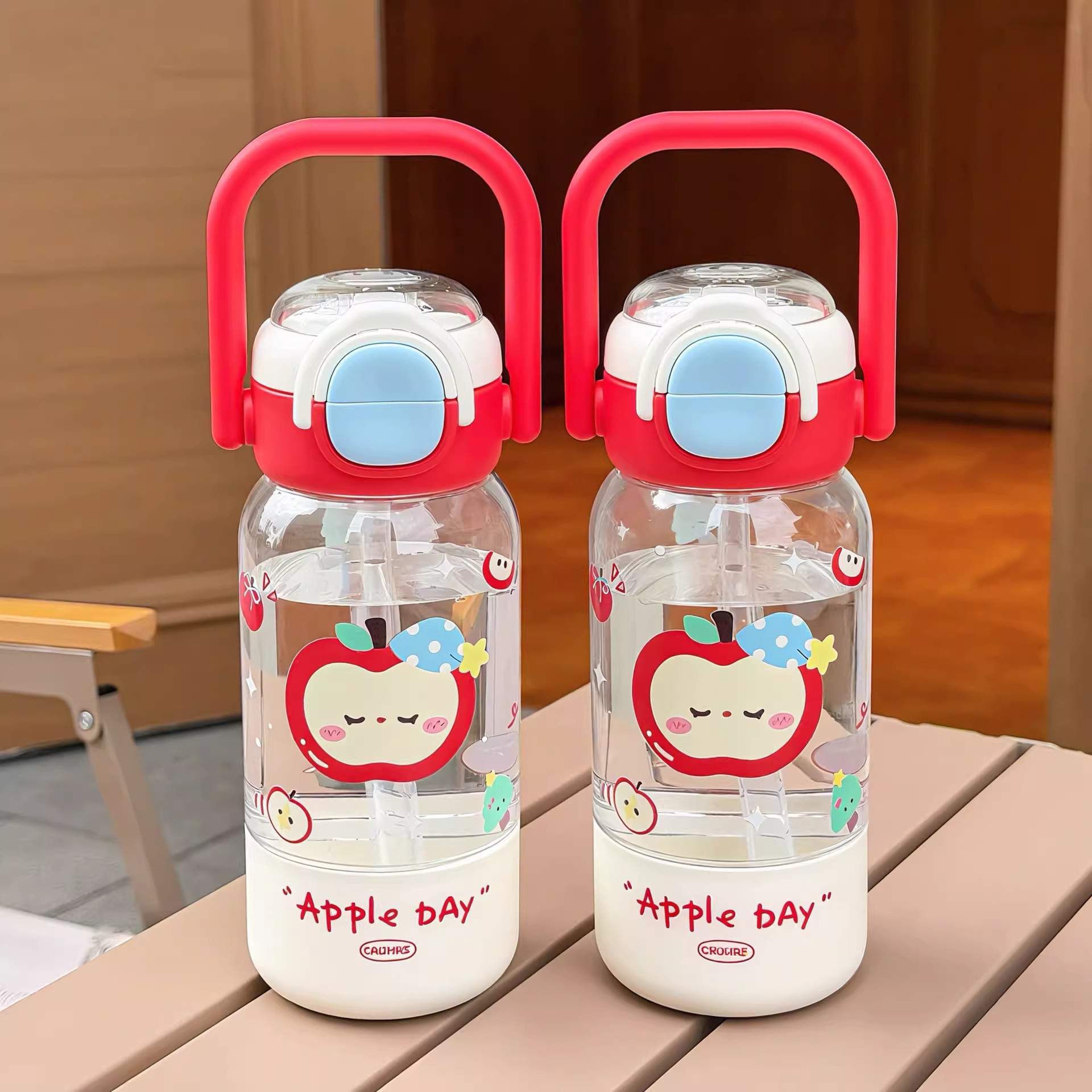 Taza de agua original de manzana roja para mujeres 2026 nueva taza de alto valor de mano de verano anti-caída taza de paja portátil para niños