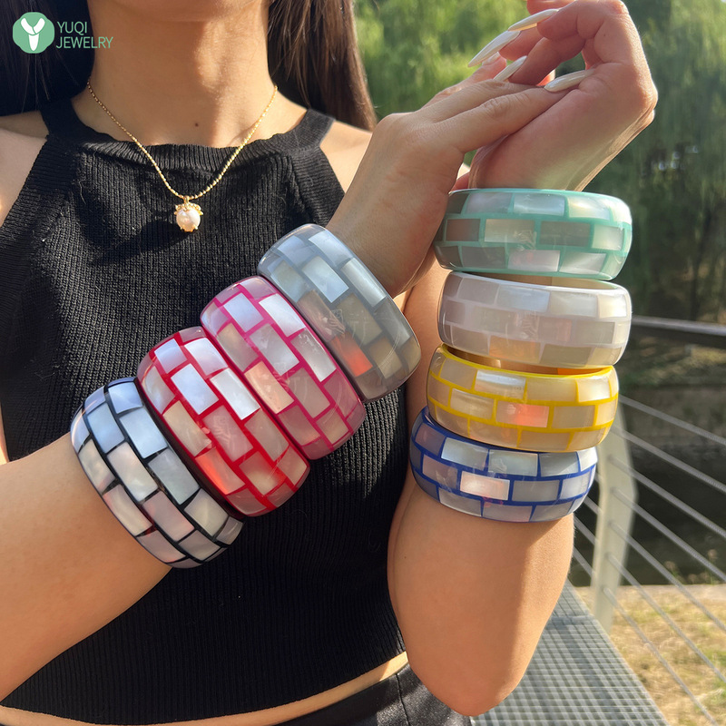 Instead of a multi-colored cat-eye patterned resin bracelet with contrasting colors, opt for a simple, layered jewelry set Instead of a multi-colored cat-eye patterned resin bracelet with contrasting colors, opt for a simple, layered jewelry set