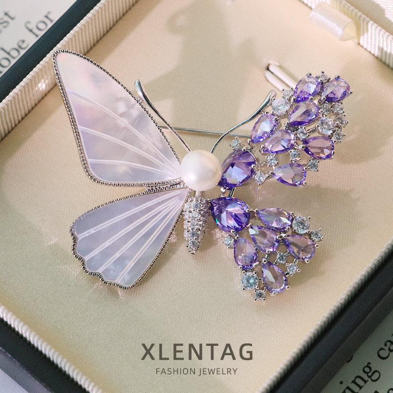 Conchas de perlas naturales zircon púrpura mariposa broche de mujer alta sensibilidad pectoral temperamento joyas de pecho al por mayor