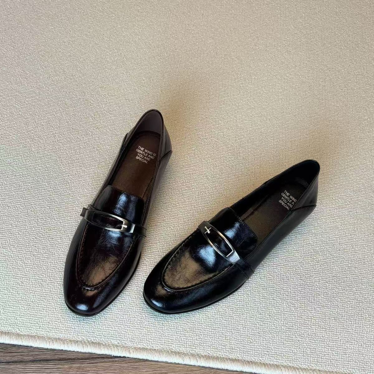 Spot retro botón de metal zapatos Lefour un pedale 2026 botón de cinturón de talón grueso zapatos de cuero de talón pequeño mujer